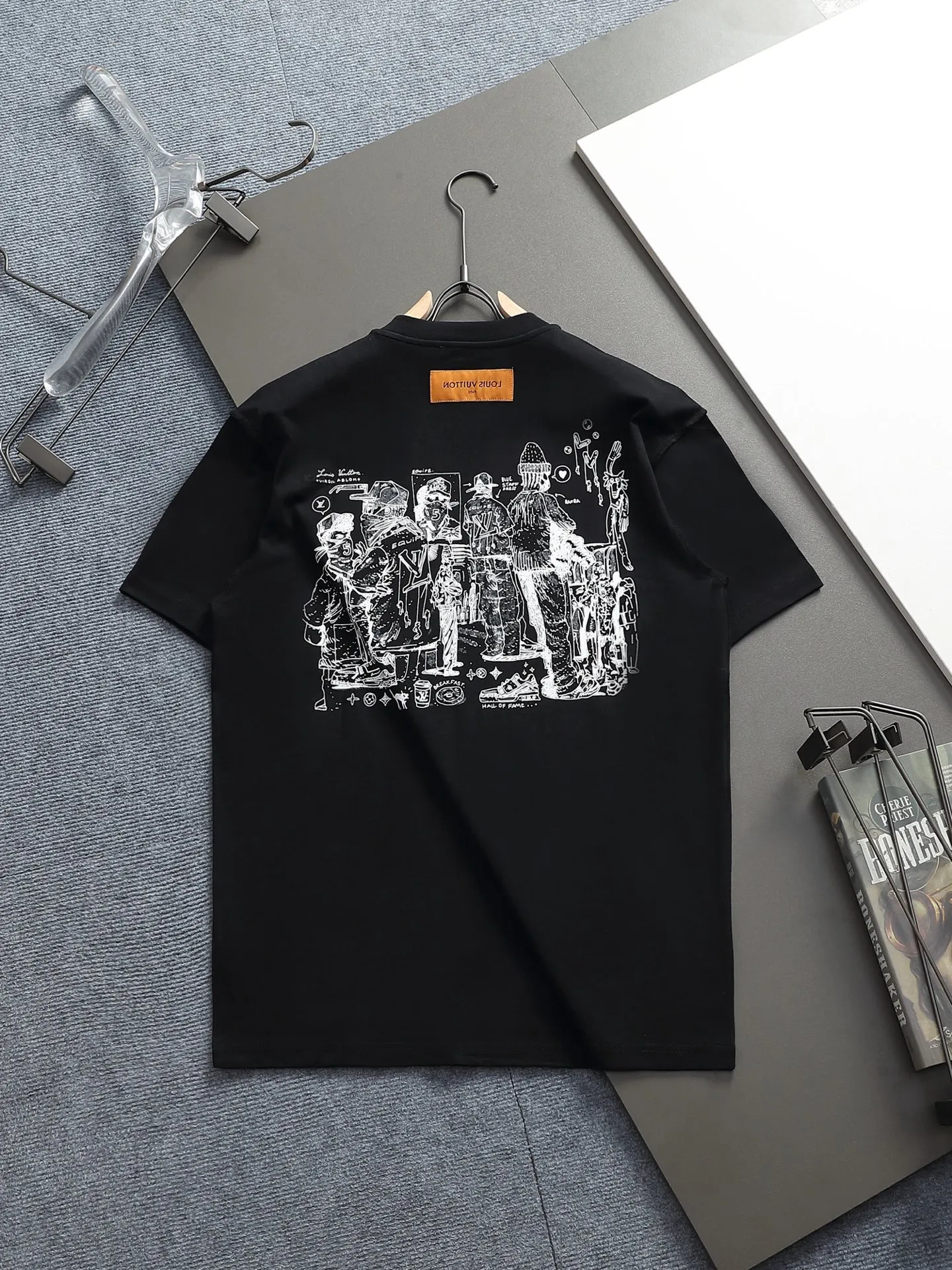 🅿️170 LV 25ss spring and summer printed short T series -1v Yayoi Kusama series pumpkin 🎃 pattern round neck short-sleeved T-shirt. Made of 32-count double yarn pure cotton 240g, washed at high temperature, will not shrink or fade. Comfortable to the touch, super texture❤️ Back-stitched cuff design, yellow back-mark embellishment, and a full set of accessories. A must-have for trendy men and trendy women, the classic drop-shoulder slightly wide version is available exclusively from stock!         ⚠️Only make high quality products, reject junk goods!  -Color: White Black -Size: XS S M L -Crowd: Unisex